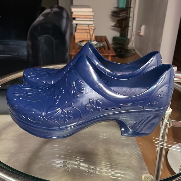 ☔️🌧️Dansko Pixie Blue Floral Molded Waterproof & Slip Resistant - Picture 4 of 8